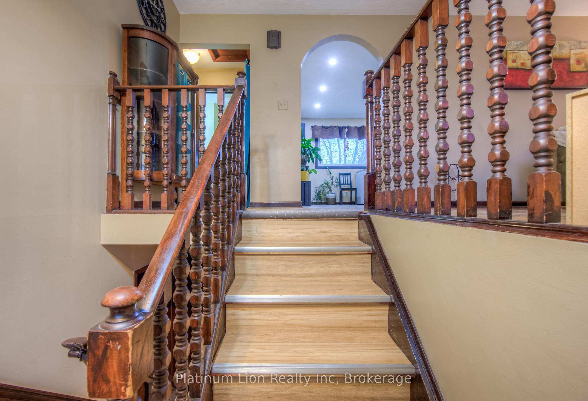 Photo 7 of 22 Battersea Avenue, St. Catharines, Secord Woods — HOMEH