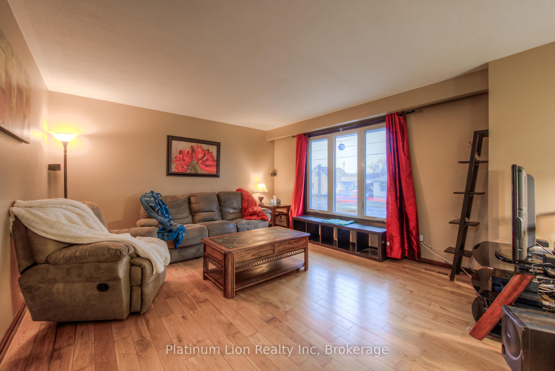 Photo 8 of 22 Battersea Avenue, St. Catharines, Secord Woods — HOMEH