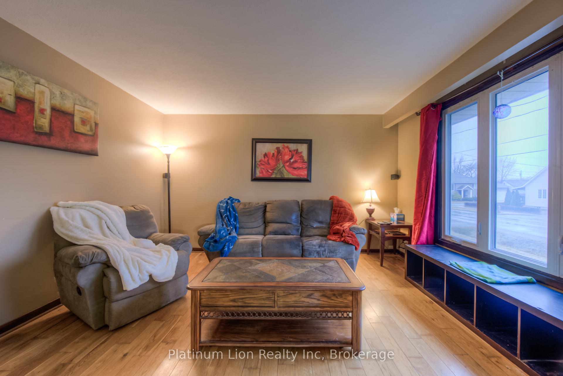 Photo 9 of 22 Battersea Avenue, St. Catharines, Secord Woods — HOMEH
