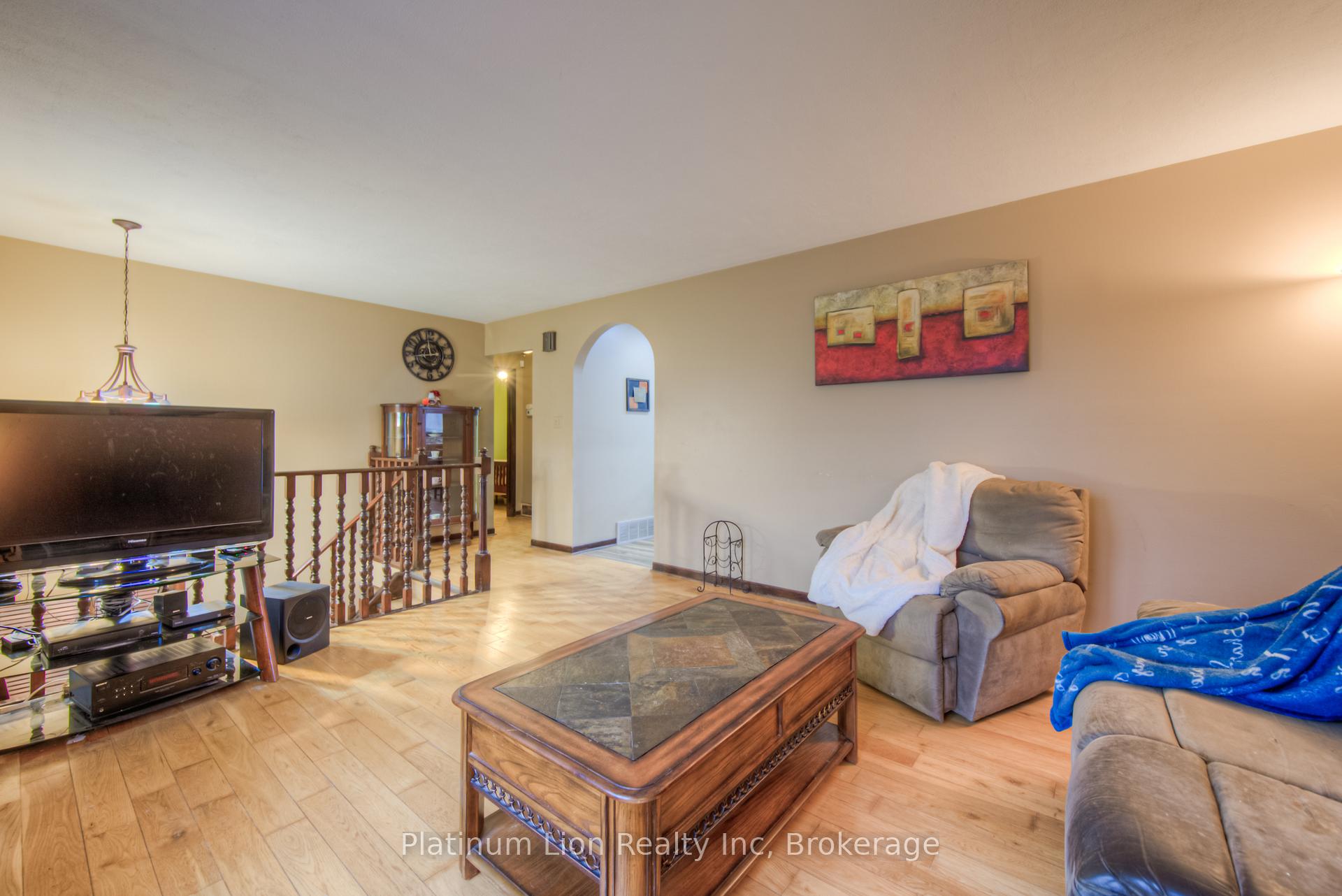 Photo 10 of 22 Battersea Avenue, St. Catharines, Secord Woods — HOMEH