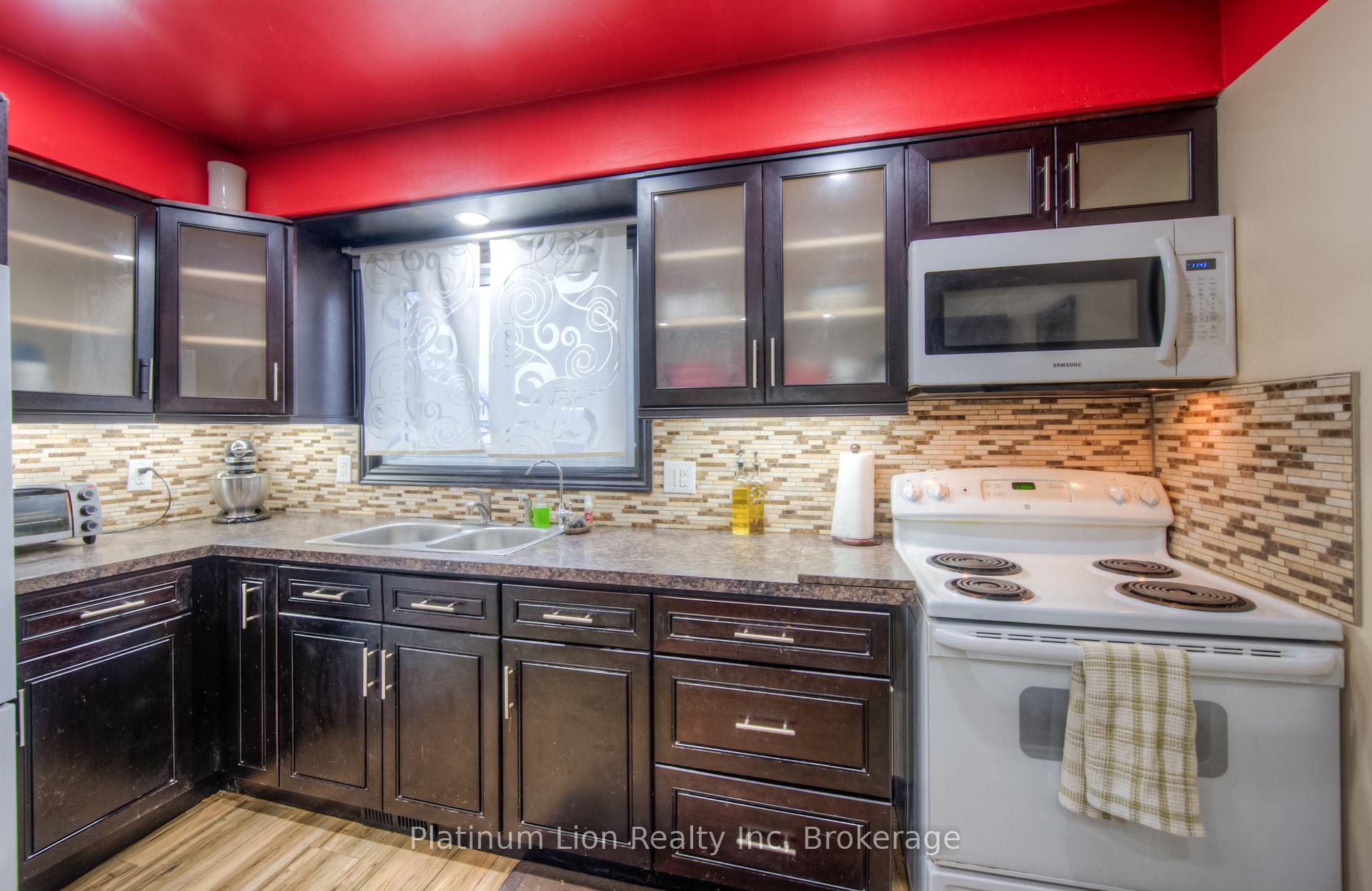 Photo 12 of 22 Battersea Avenue, St. Catharines, Secord Woods — HOMEH
