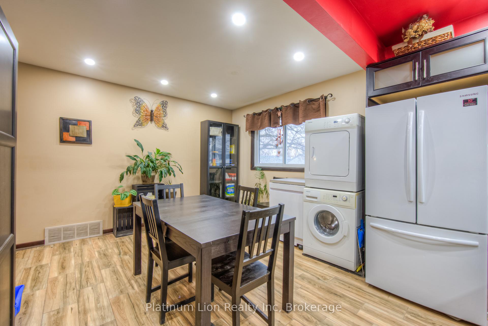 Photo 15 of 22 Battersea Avenue, St. Catharines, Secord Woods — HOMEH