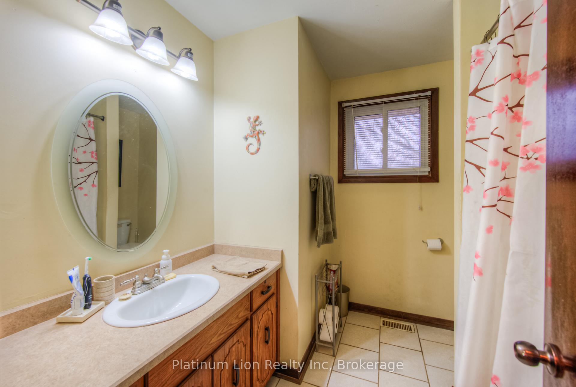 Photo 17 of 22 Battersea Avenue, St. Catharines, Secord Woods — HOMEH