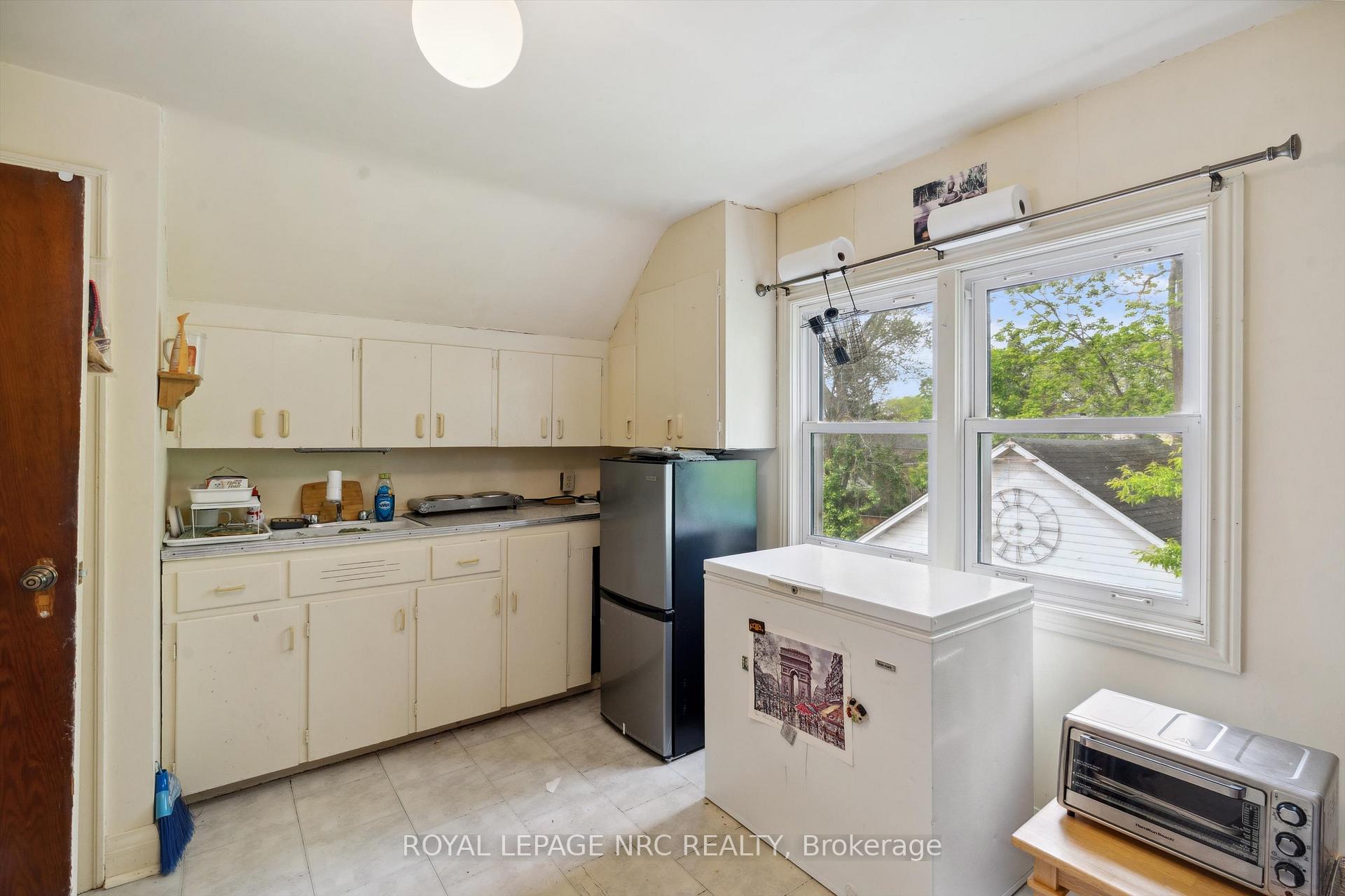 Photo 14 of 160 Highland Avenue, St. Catharines, Old Glenridge — HOMEH