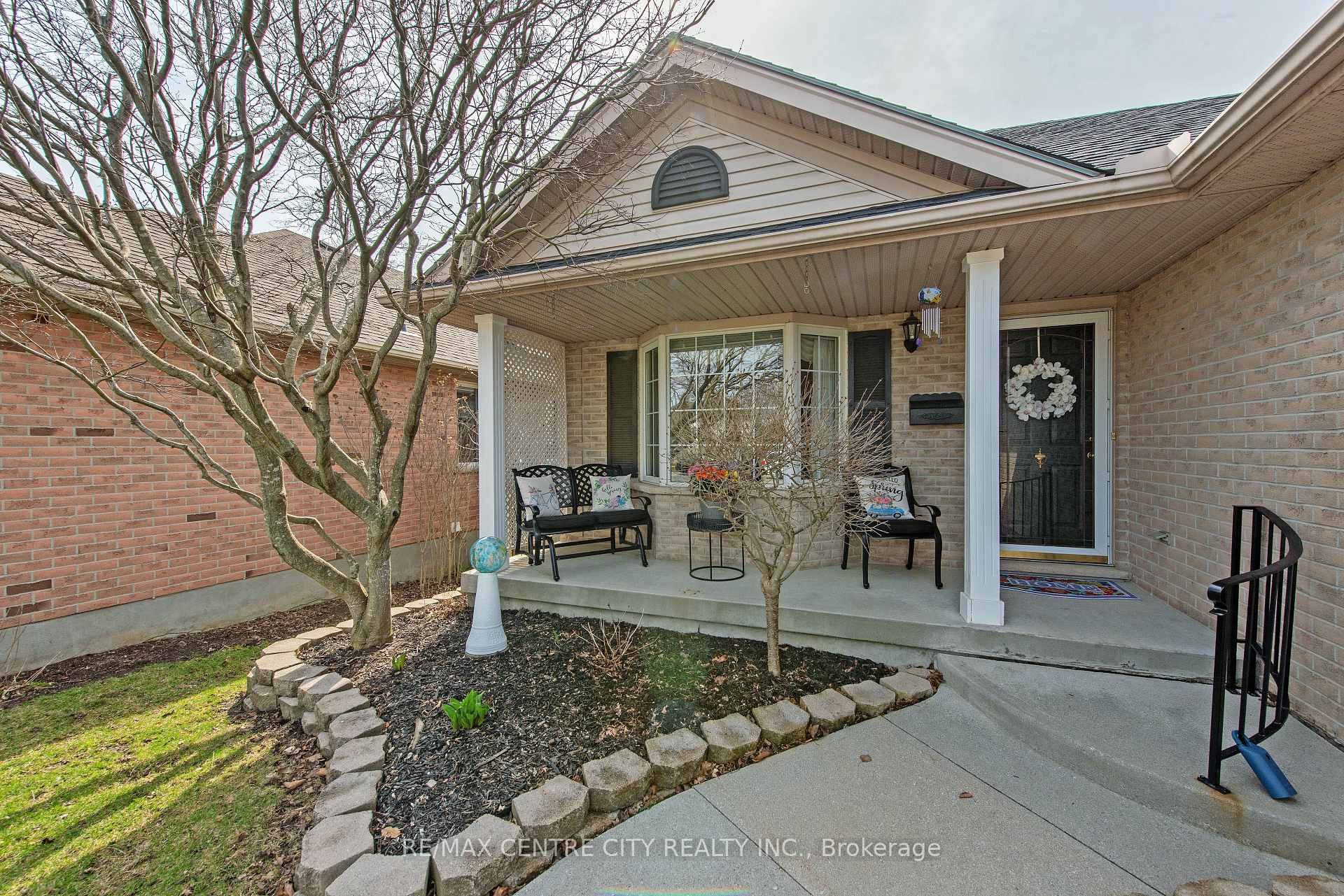 Photo 3 of 568 Wellington Street, St. Thomas — HOMEH