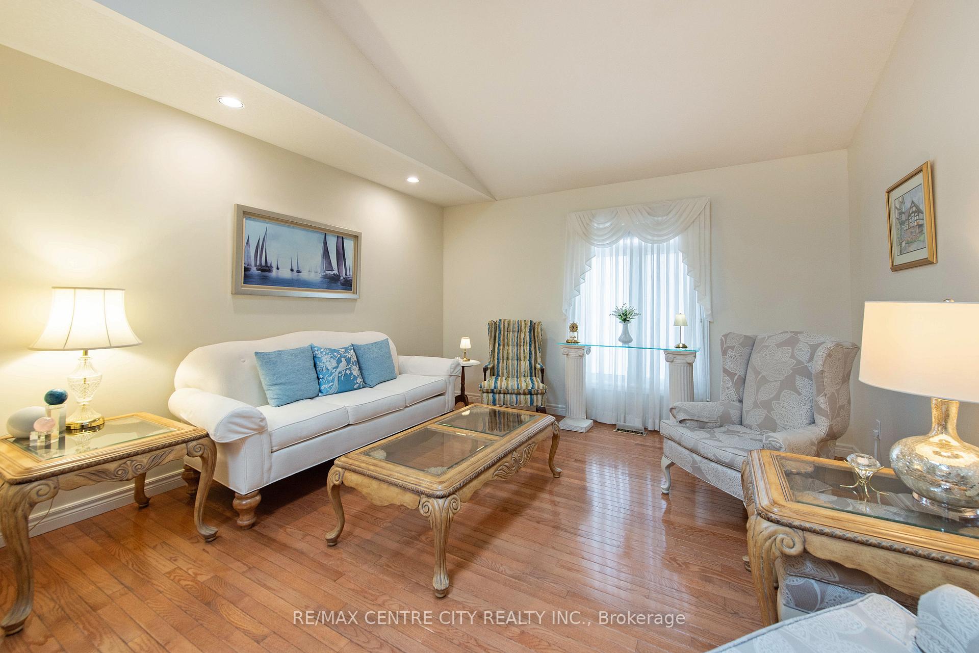 Photo 9 of 568 Wellington Street, St. Thomas — HOMEH