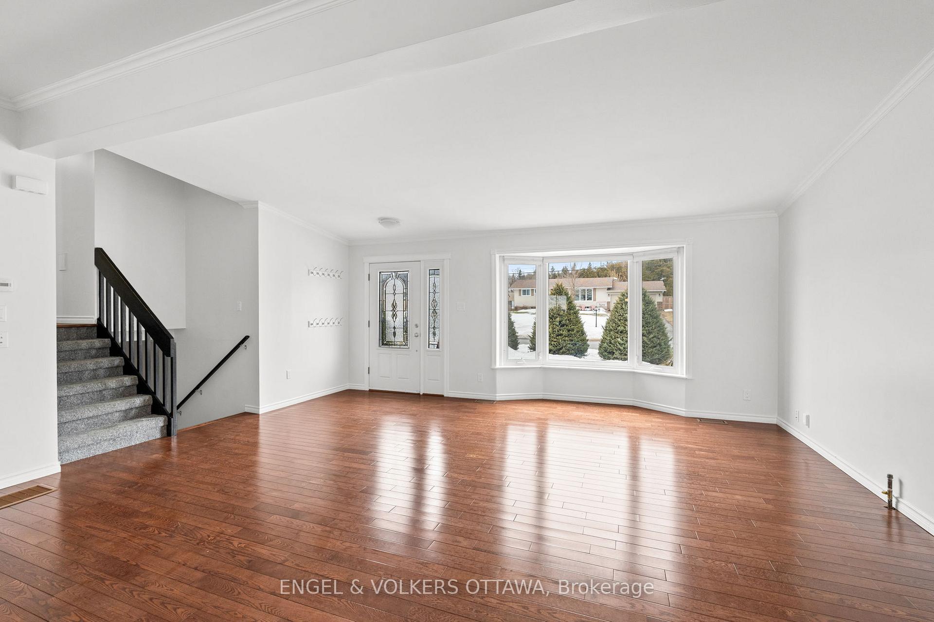 Photo 2 of 130 Lloydalex Crescent, Ottawa, Stittsville (North) — HOMEH