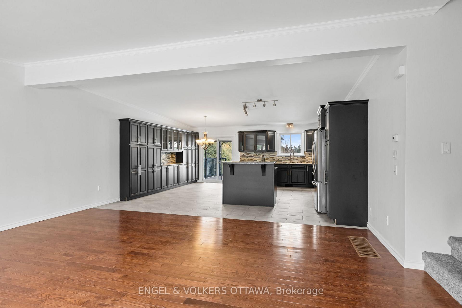Photo 3 of 130 Lloydalex Crescent, Ottawa, Stittsville (North) — HOMEH