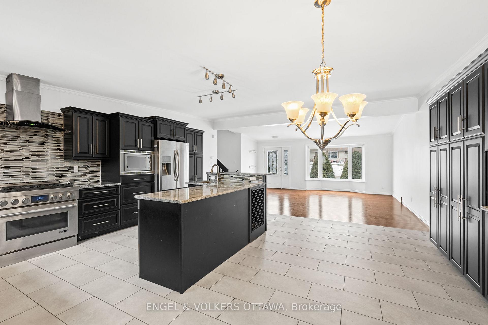 Photo 4 of 130 Lloydalex Crescent, Ottawa, Stittsville (North) — HOMEH