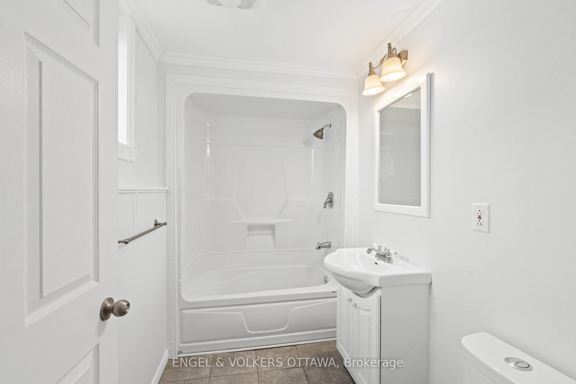 Photo 18 of 130 Lloydalex Crescent, Ottawa, Stittsville (North) — HOMEH