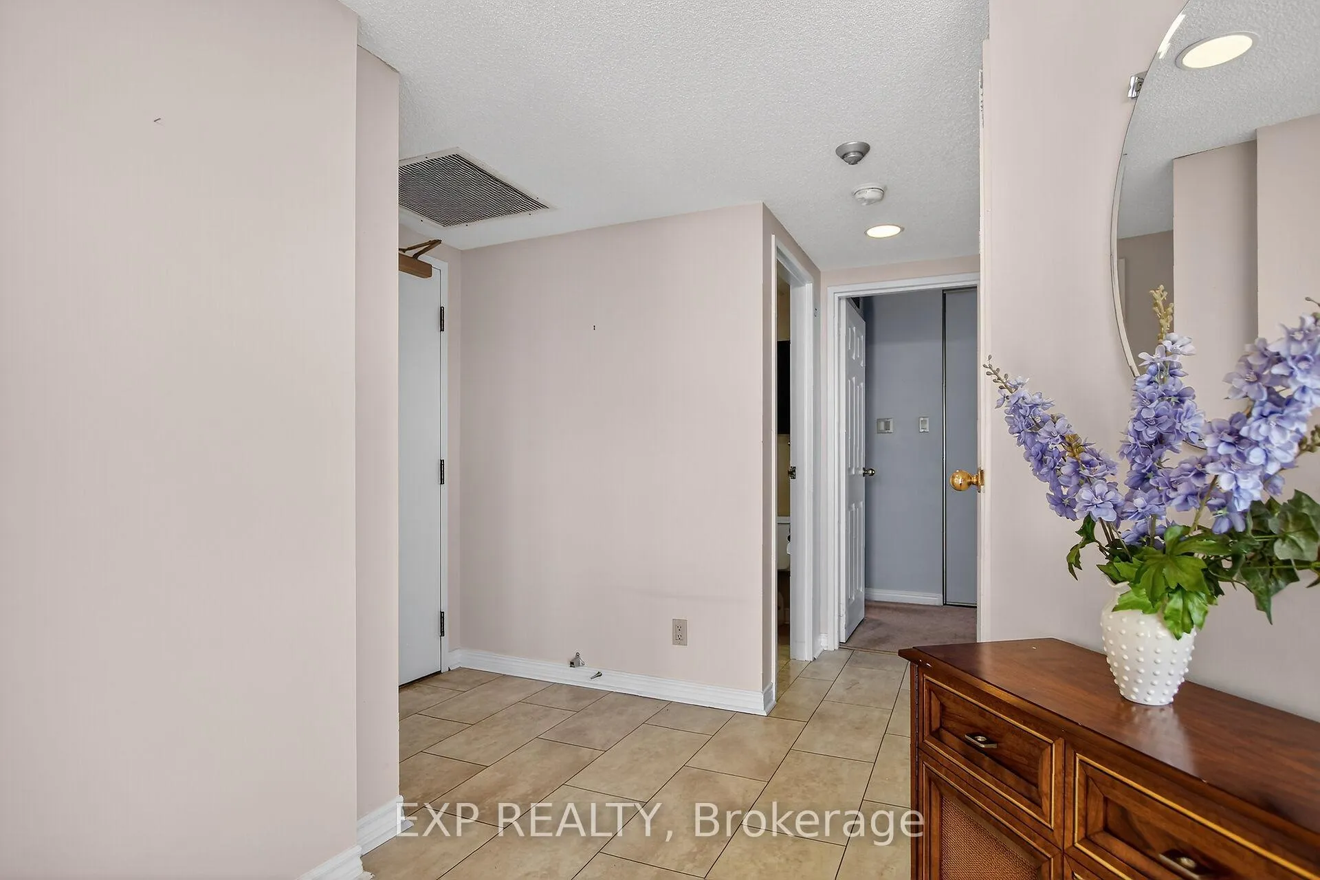 Photo 3 of Unit 606, 100 Grant Carman Drive, Ottawa, Borden Farm/Stewart Farm/Carleton Heights/Parkwood Hills — HOMEH