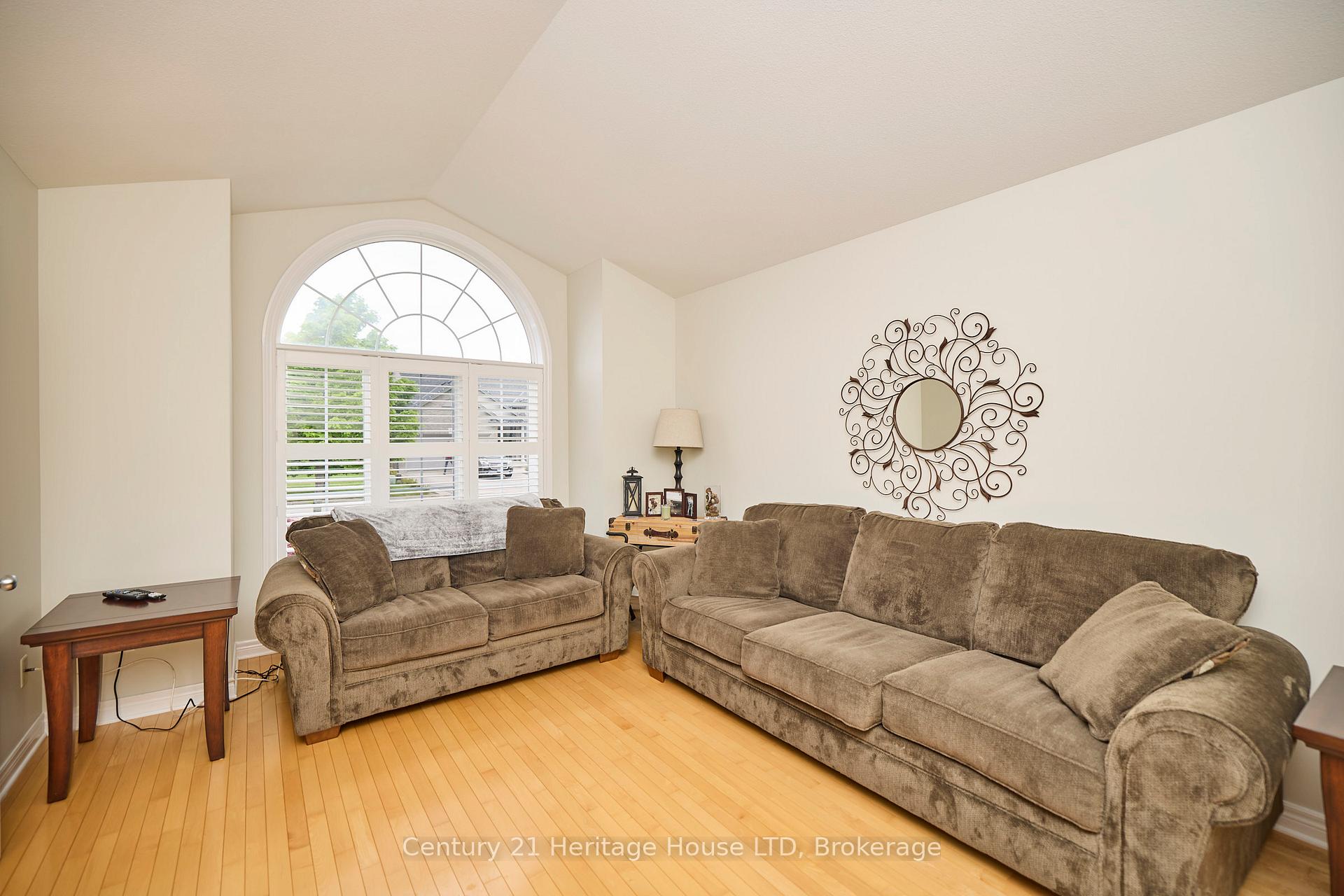 Photo 5 of 8 Arlene Street, St. Catharines, Rykert/Vansickle — HOMEH