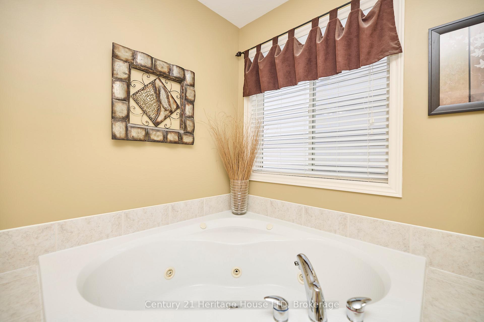 Photo 14 of 8 Arlene Street, St. Catharines, Rykert/Vansickle — HOMEH