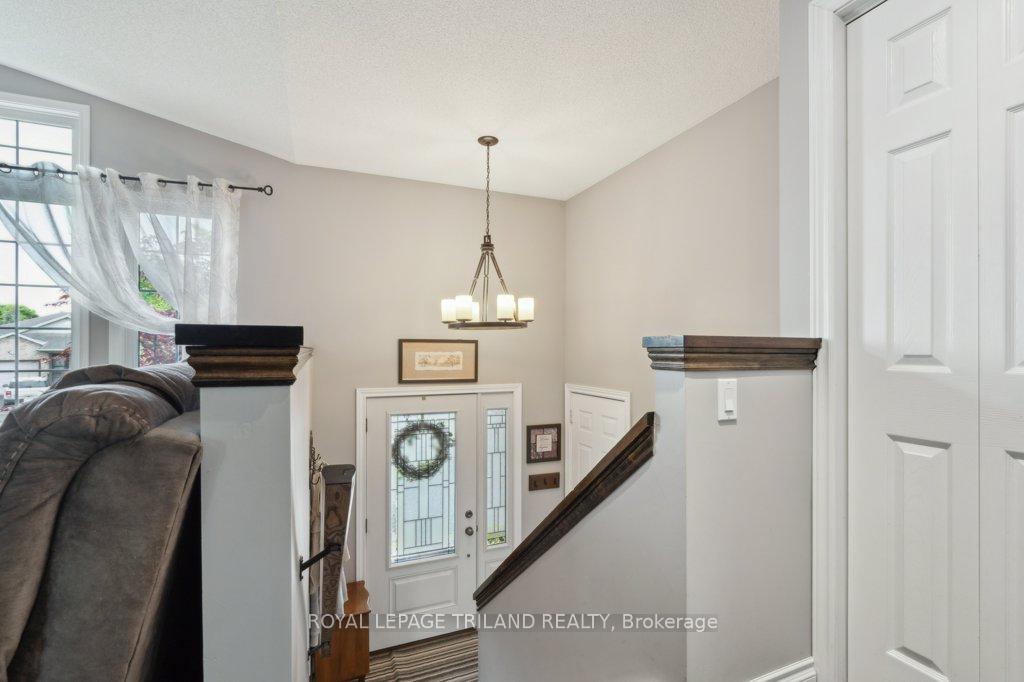 Photo 3 of 10 Schreyer Drive, St. Thomas — HOMEH