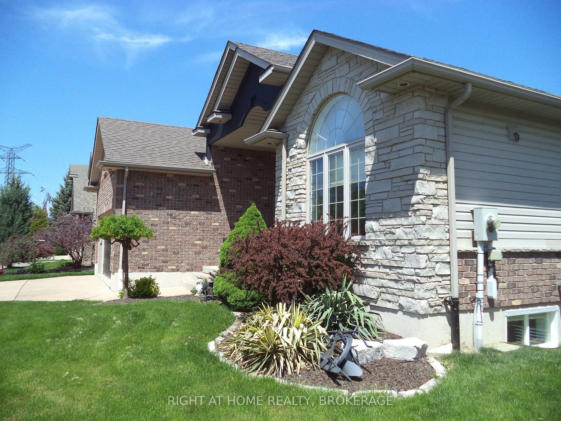 Photo 5 of 48 Nicholas Drive, St. Catharines, Rykert/Vansickle — HOMEH