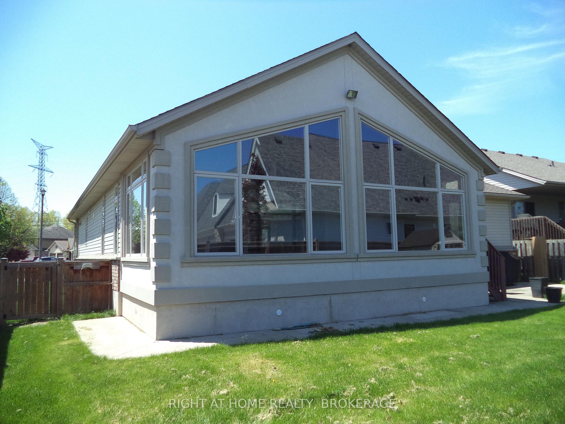 Photo 11 of 48 Nicholas Drive, St. Catharines, Rykert/Vansickle — HOMEH