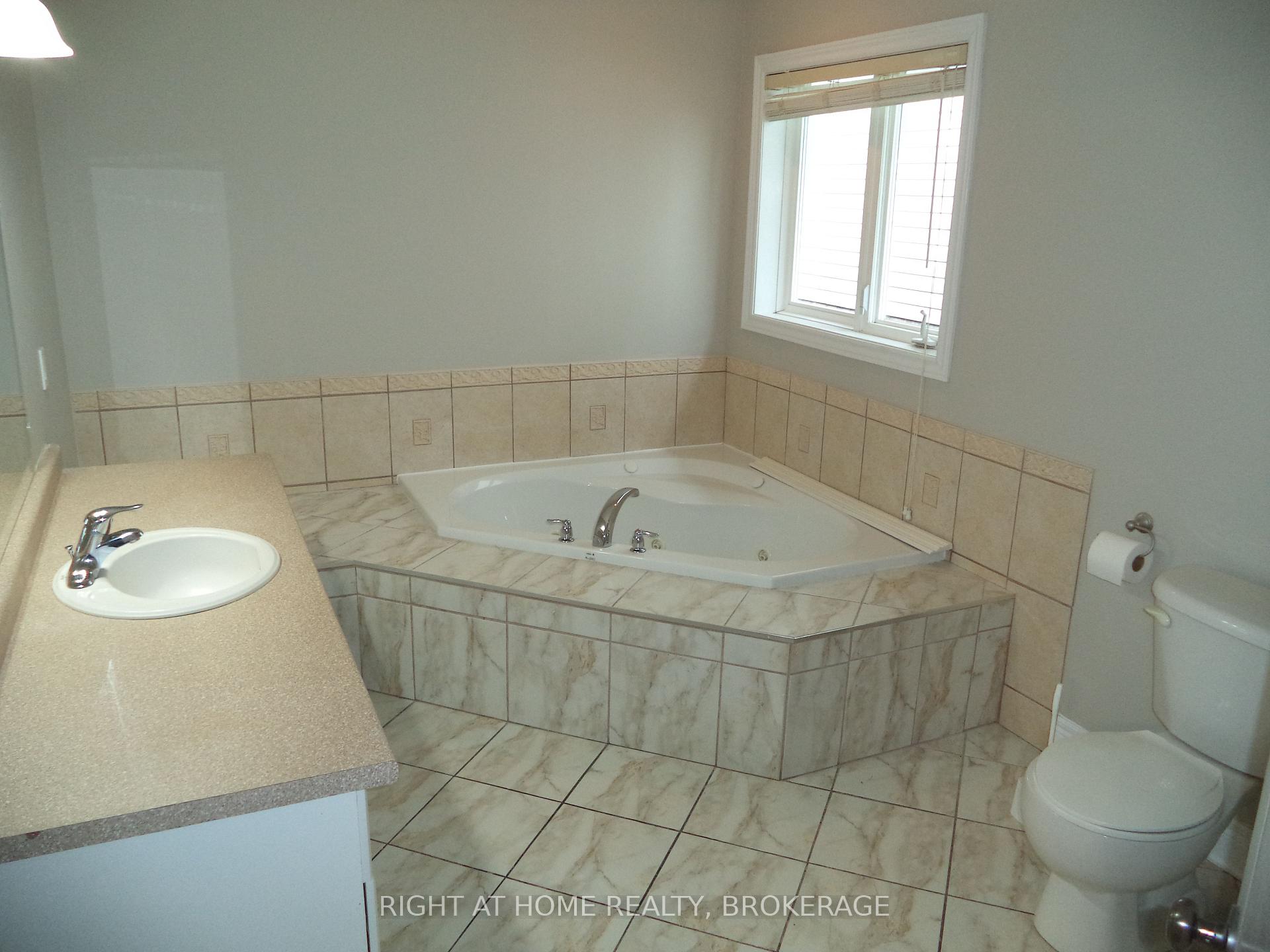 Photo 26 of 48 Nicholas Drive, St. Catharines, Rykert/Vansickle — HOMEH