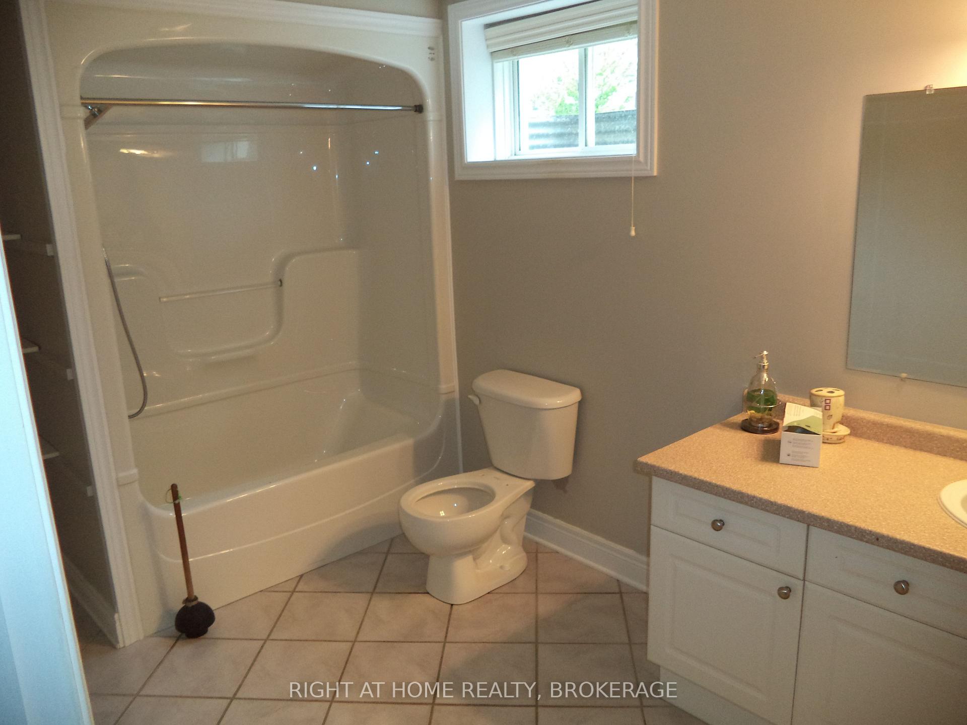 Photo 33 of 48 Nicholas Drive, St. Catharines, Rykert/Vansickle — HOMEH