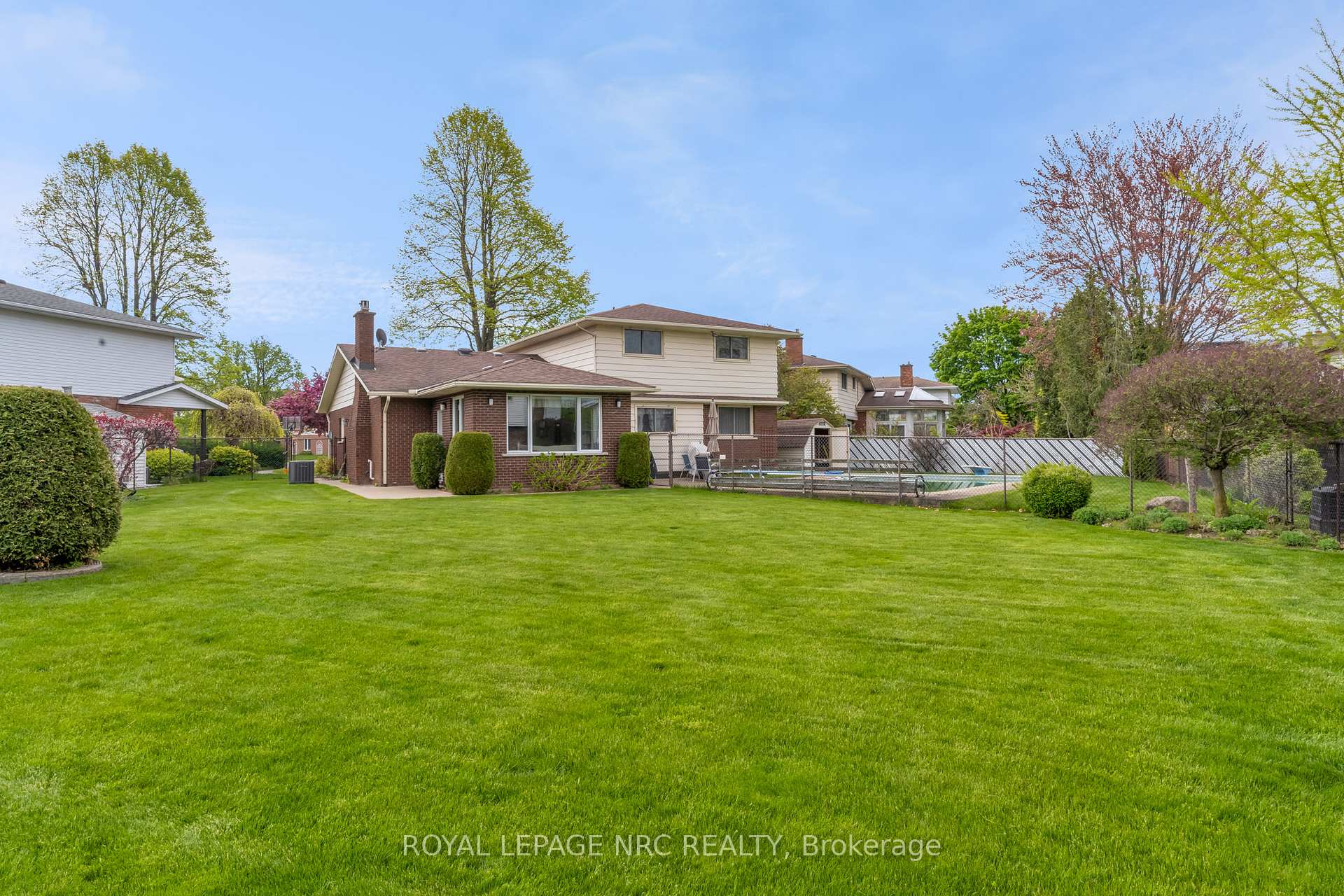 Photo 3 of 10 Wendover Place, St. Catharines, Lakeshore — HOMEH