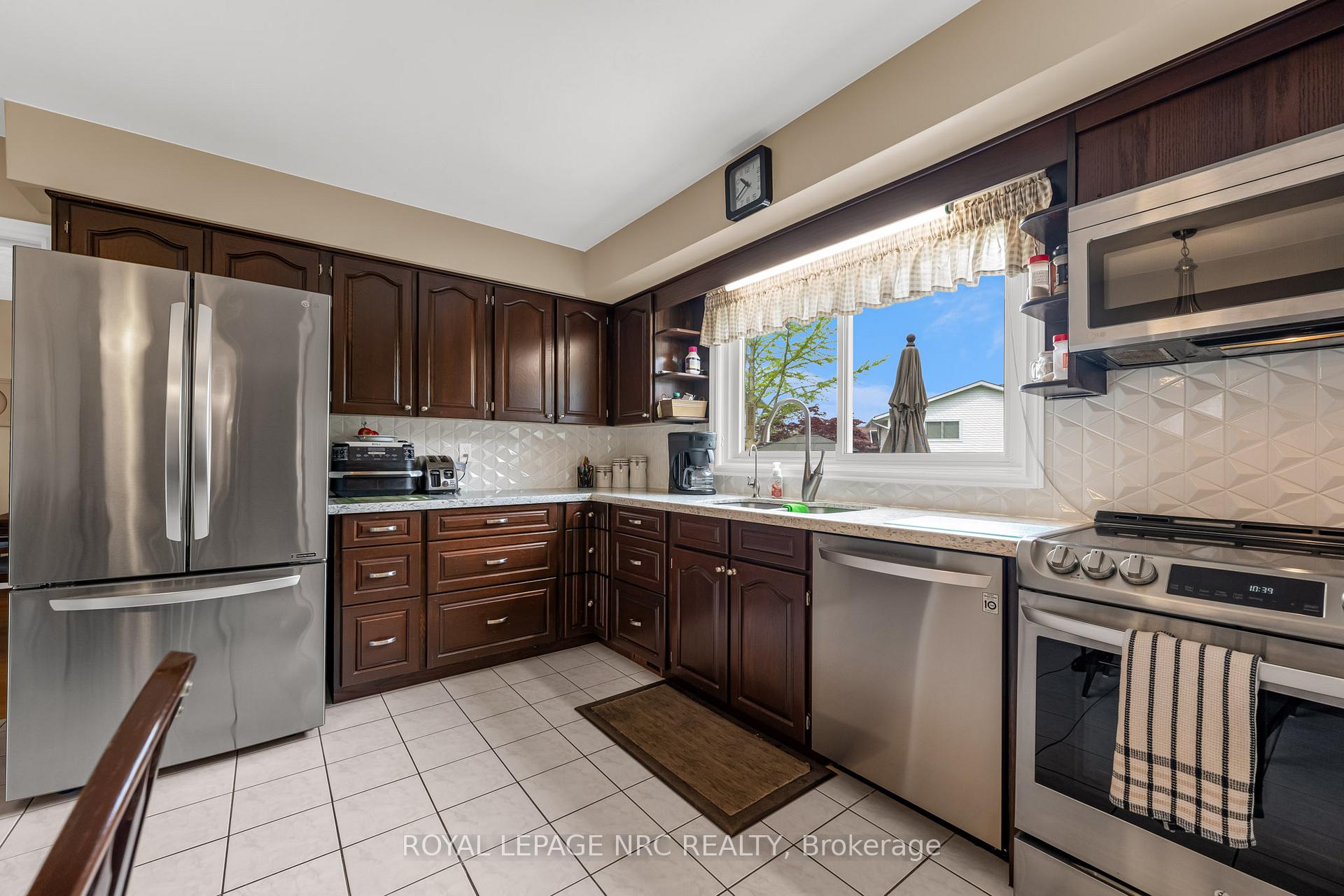 Photo 8 of 10 Wendover Place, St. Catharines, Lakeshore — HOMEH