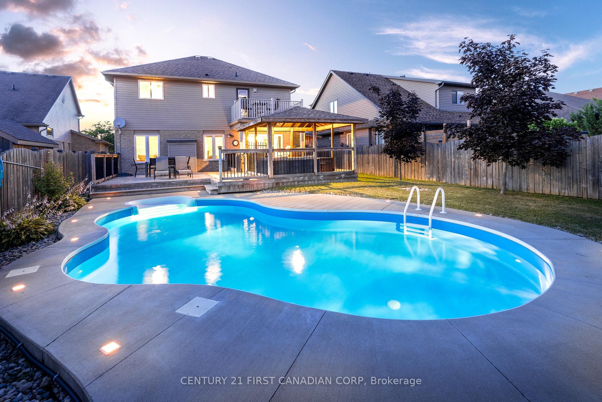 Photo 2 of 28 Circlewood Drive, St. Thomas — HOMEH