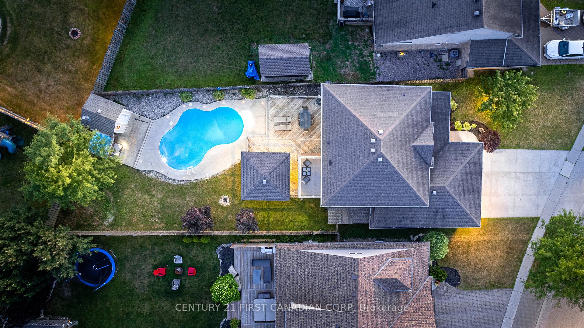 Photo 3 of 28 Circlewood Drive, St. Thomas — HOMEH