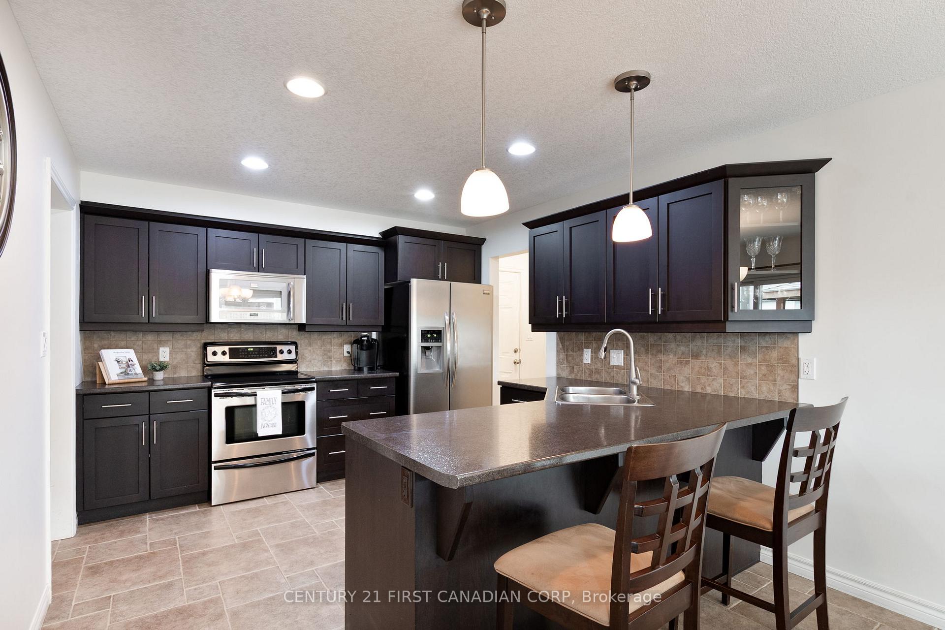 Photo 14 of 28 Circlewood Drive, St. Thomas — HOMEH