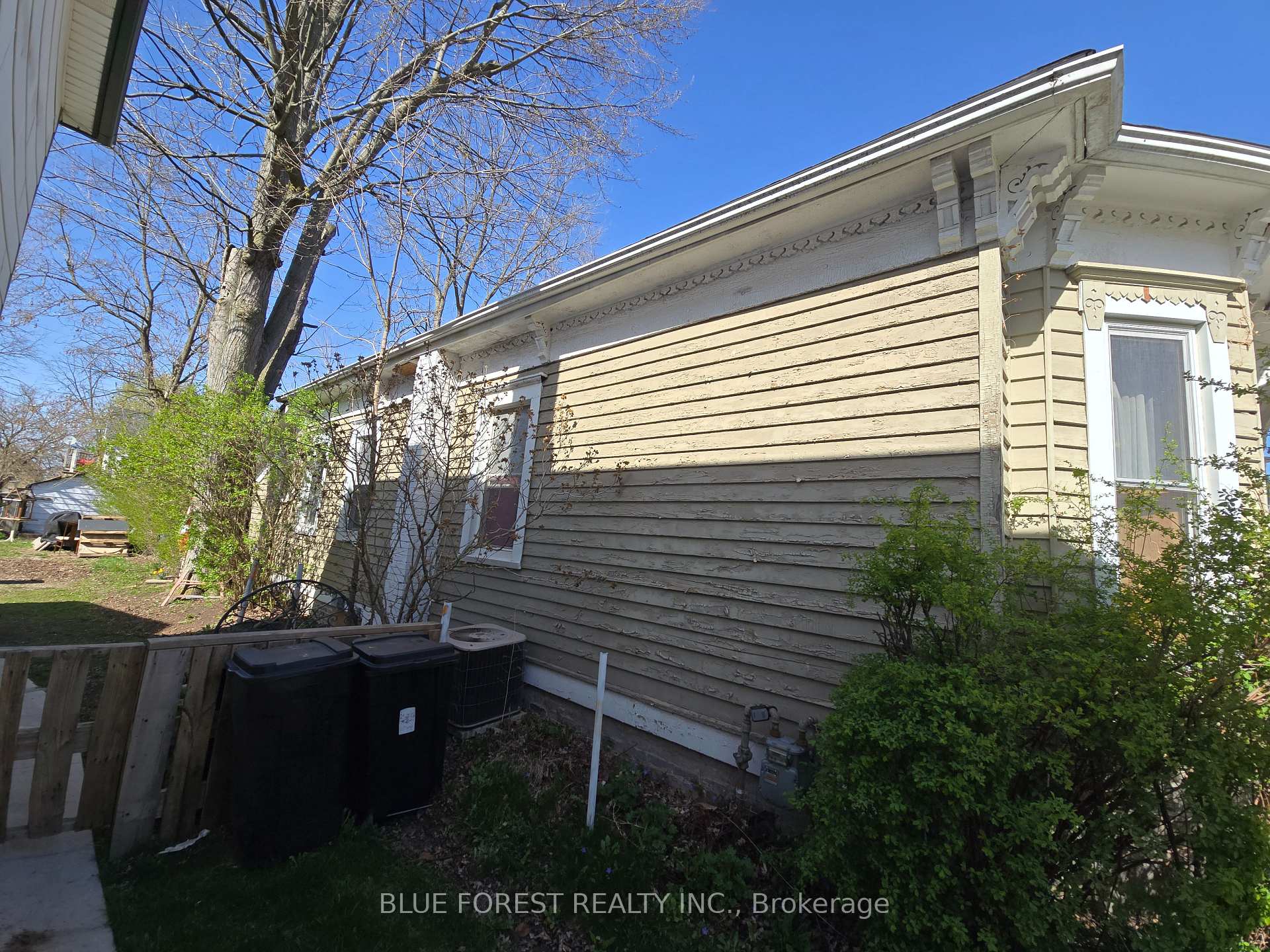 Photo 2 of 17 Scott Street, St. Thomas — HOMEH