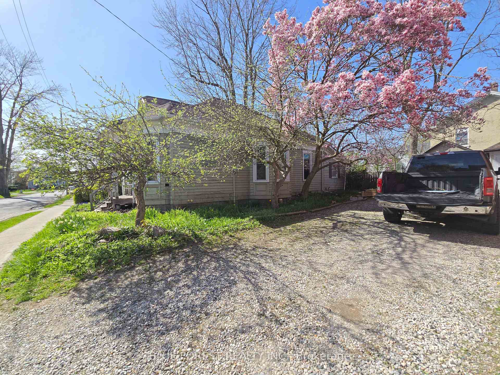 Photo 3 of 17 Scott Street, St. Thomas — HOMEH