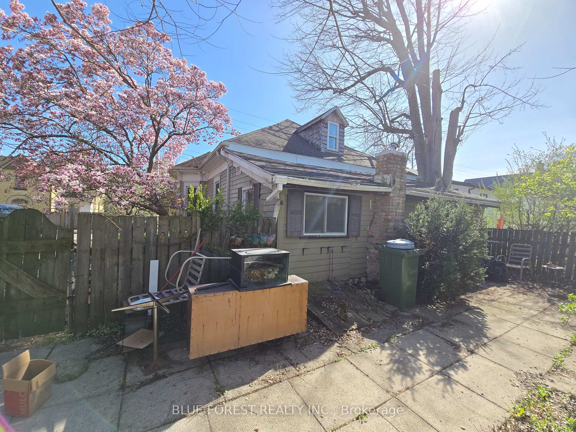 Photo 6 of 17 Scott Street, St. Thomas — HOMEH
