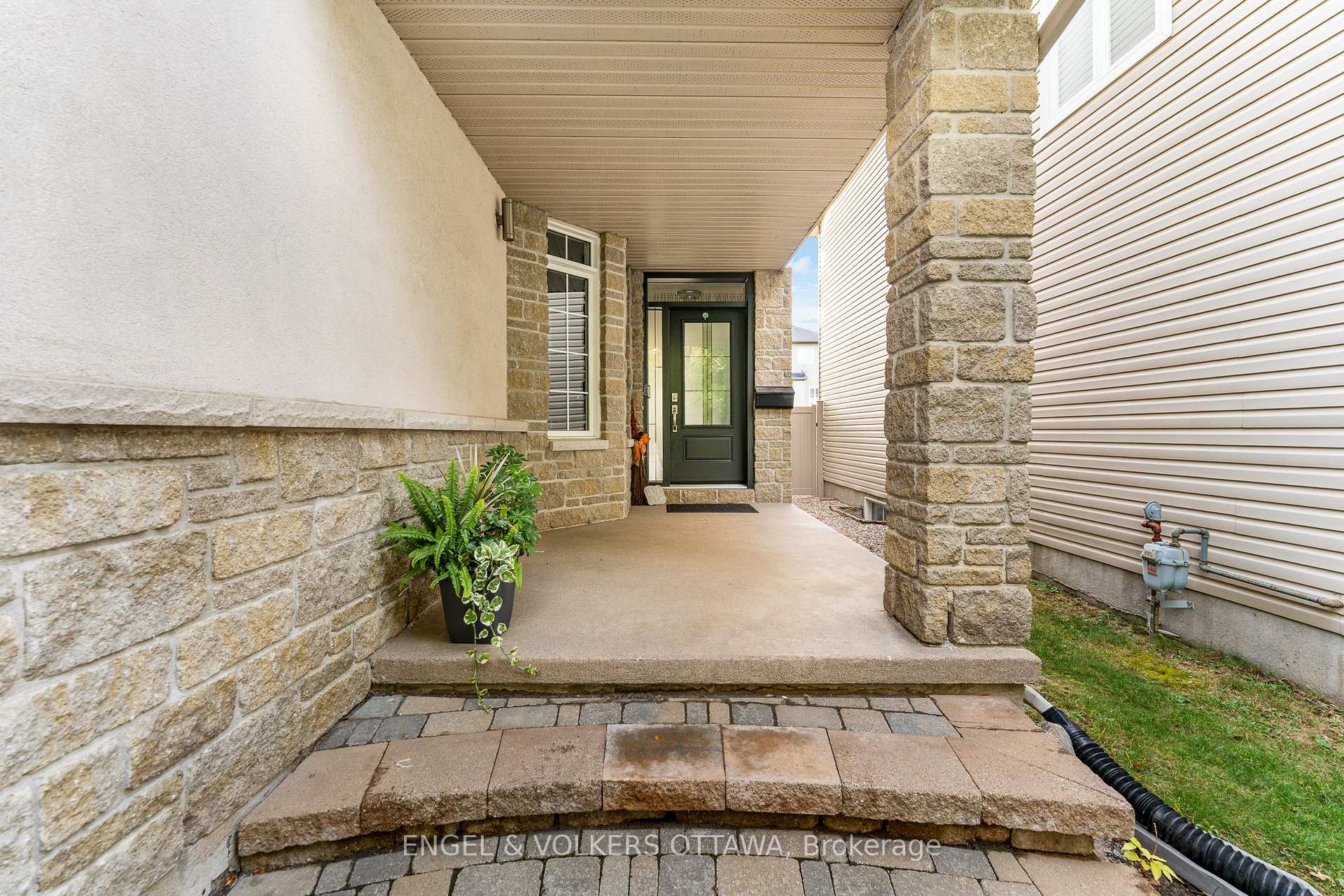 Photo 2 of 22 Friendly Crescent, Ottawa, Stittsville (South) — HOMEH