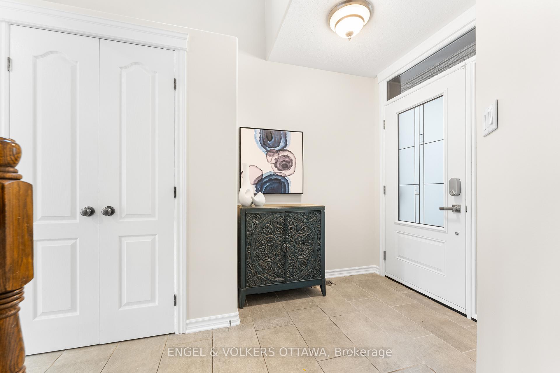 Photo 4 of 22 Friendly Crescent, Ottawa, Stittsville (South) — HOMEH