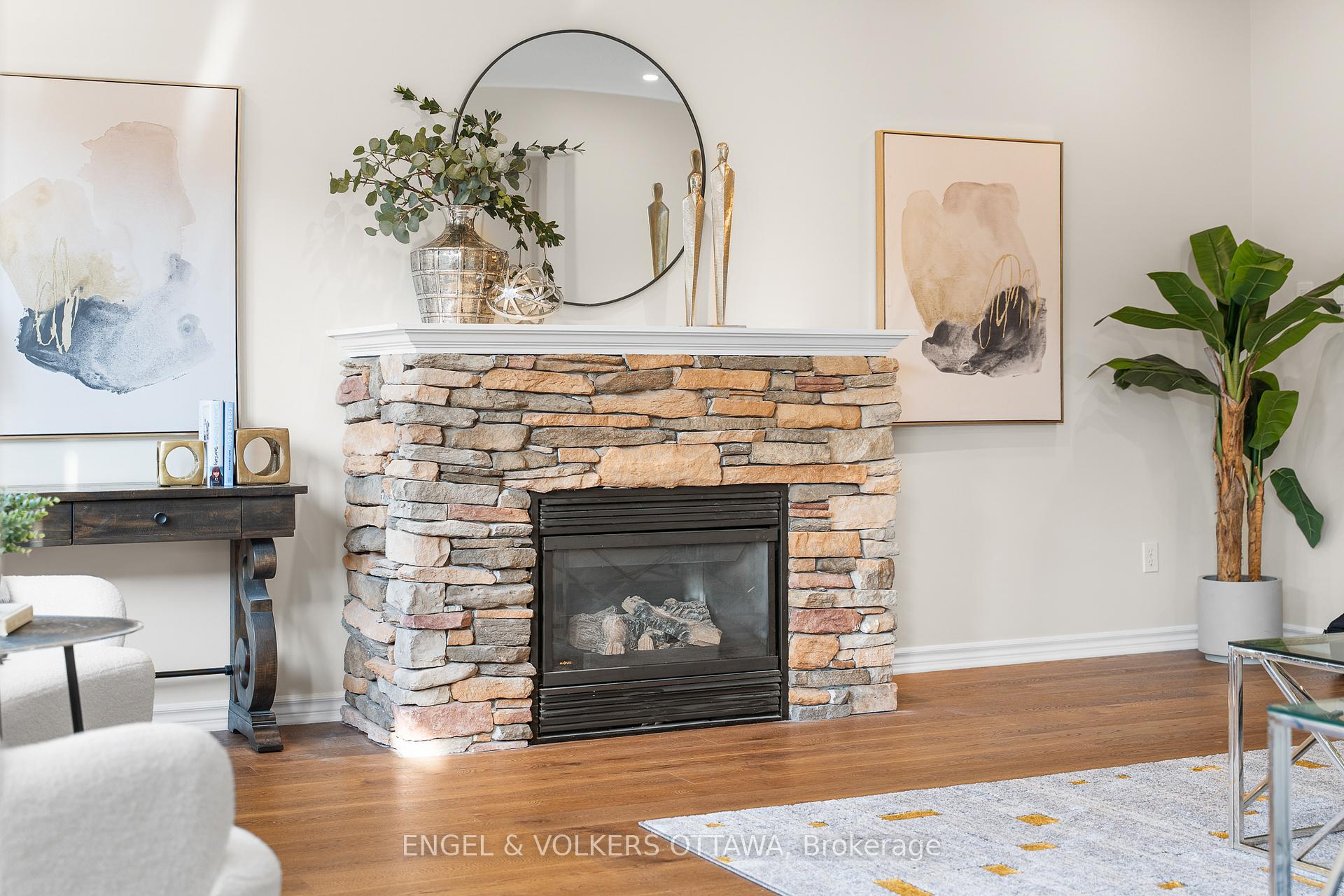 Photo 9 of 22 Friendly Crescent, Ottawa, Stittsville (South) — HOMEH
