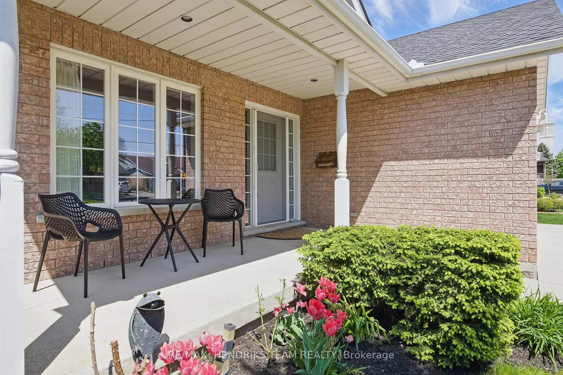 Photo 3 of 47 First Street Louth, St. Catharines, Grapeview — HOMEH