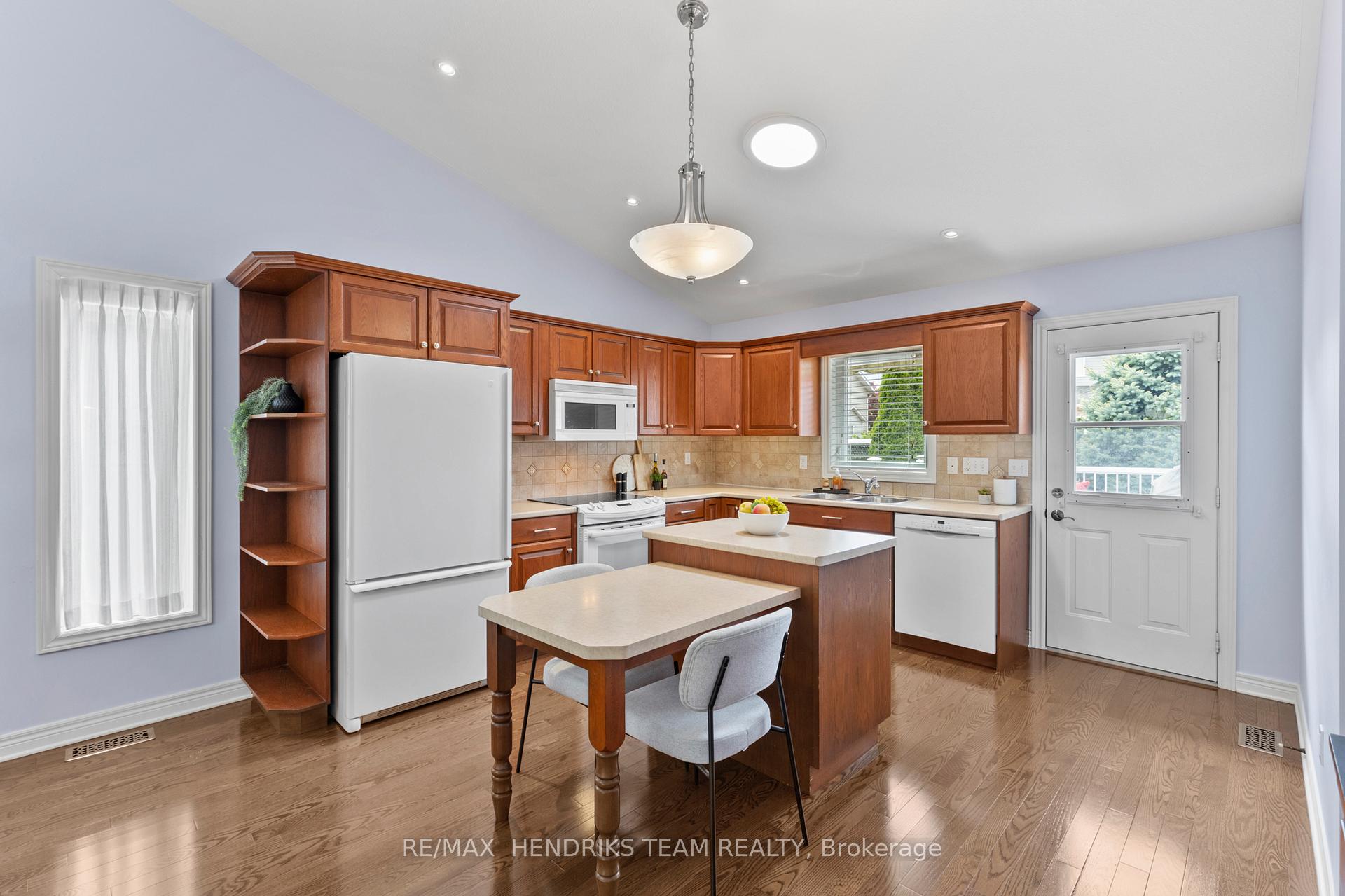 Photo 14 of 47 First Street Louth, St. Catharines, Grapeview — HOMEH