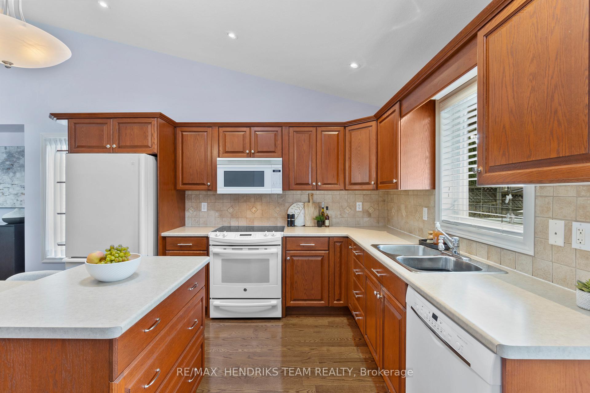 Photo 16 of 47 First Street Louth, St. Catharines, Grapeview — HOMEH