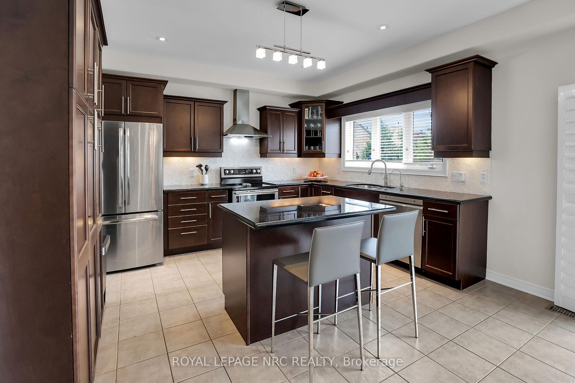 Photo 5 of 34 Agincourt Crescent, St. Catharines, Rykert/Vansickle — HOMEH