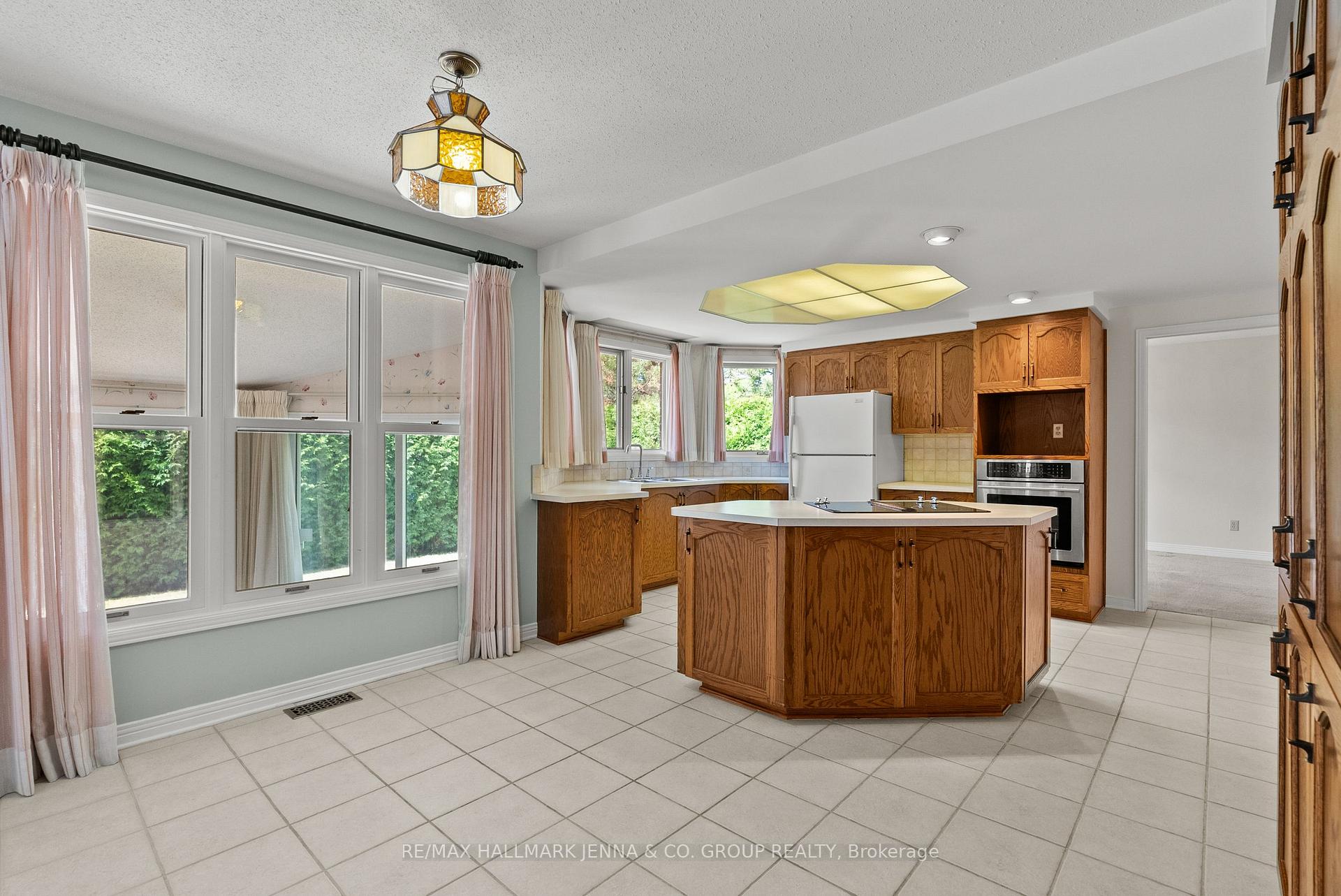 Photo 5 of 28 Pine Bluff Trail, Ottawa, Stittsville (Central) — HOMEH