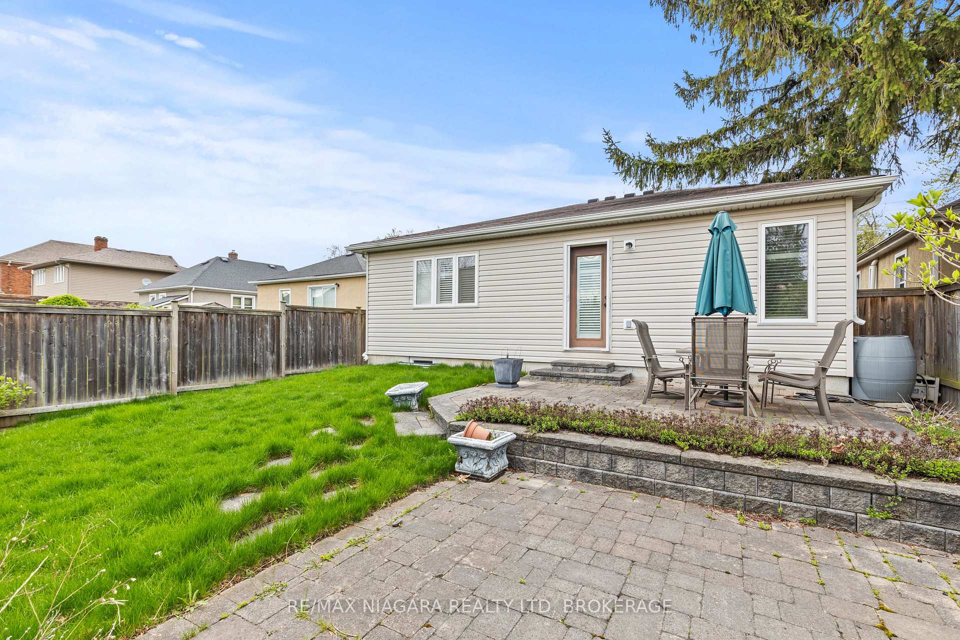 Photo 4 of 55 Haig Street, St. Catharines, Haig — HOMEH