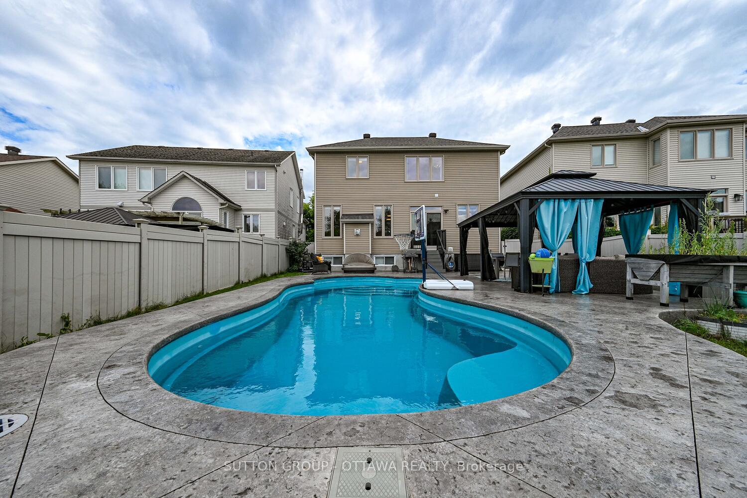 Photo 32 of 329 West Ridge Drive, Ottawa, Stittsville (South) — HOMEH