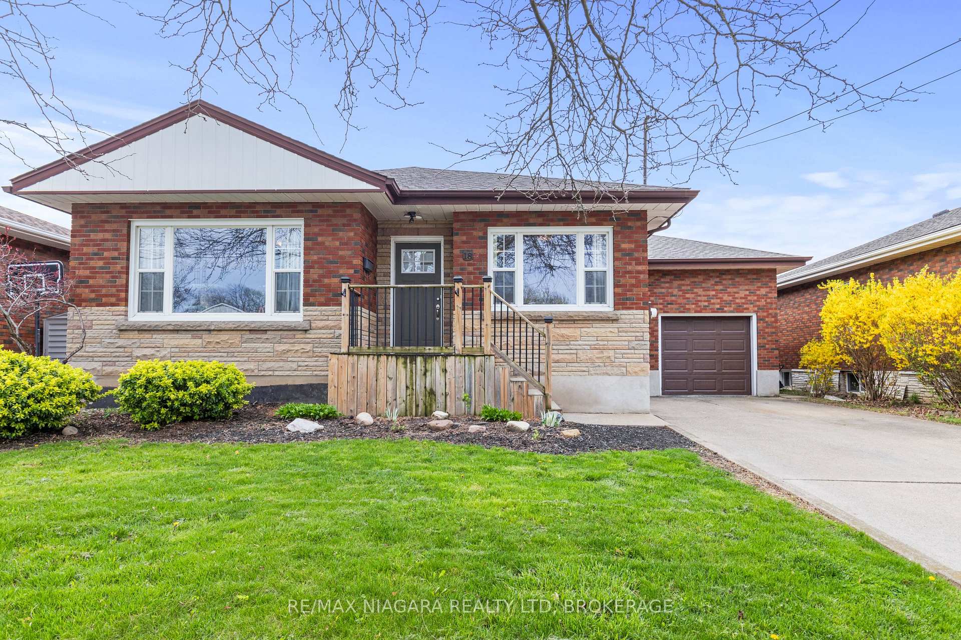 Photo 1 of 18 Chalmers Street, St. Catharines, Facer — HOMEH