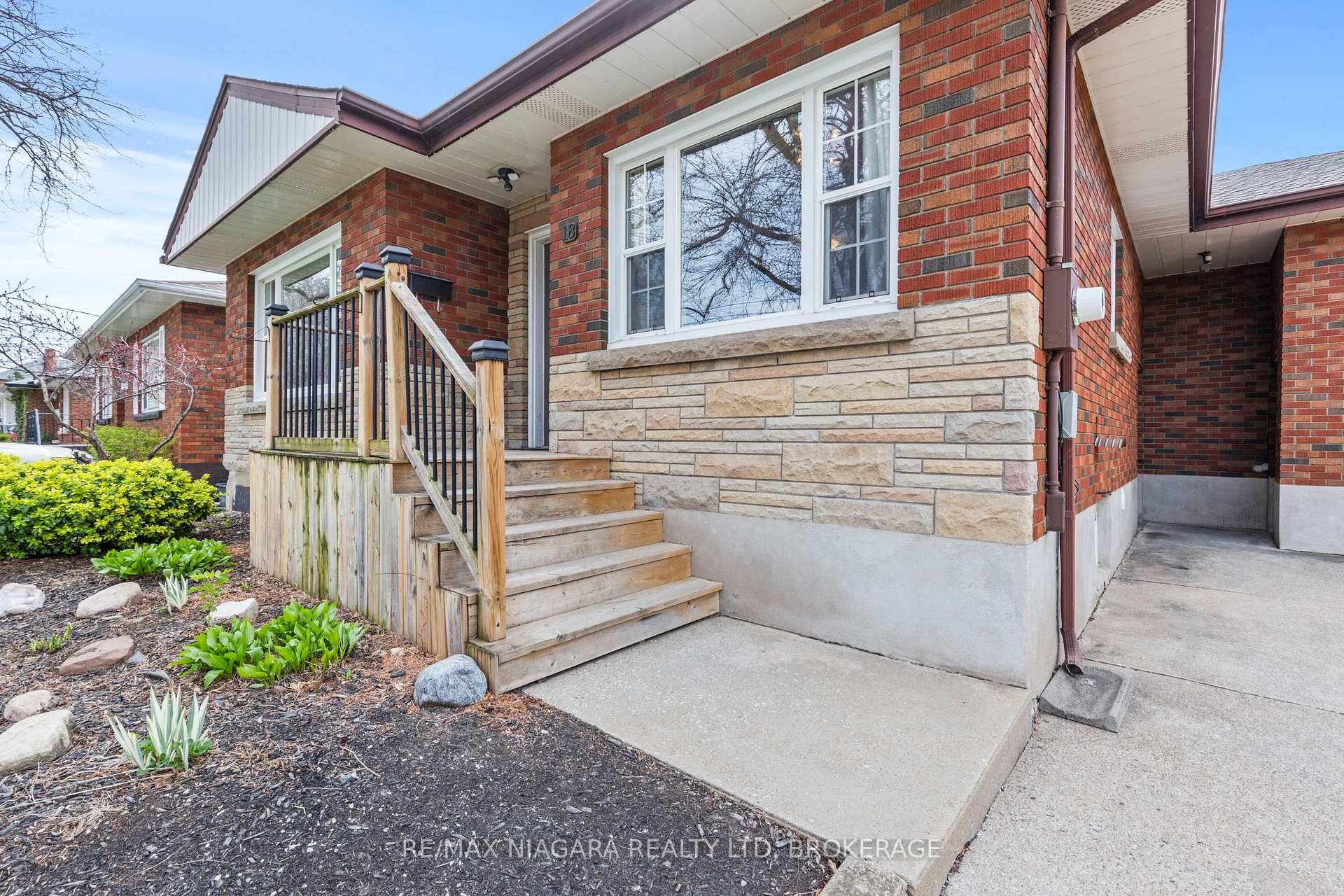 Photo 6 of 18 Chalmers Street, St. Catharines, Facer — HOMEH