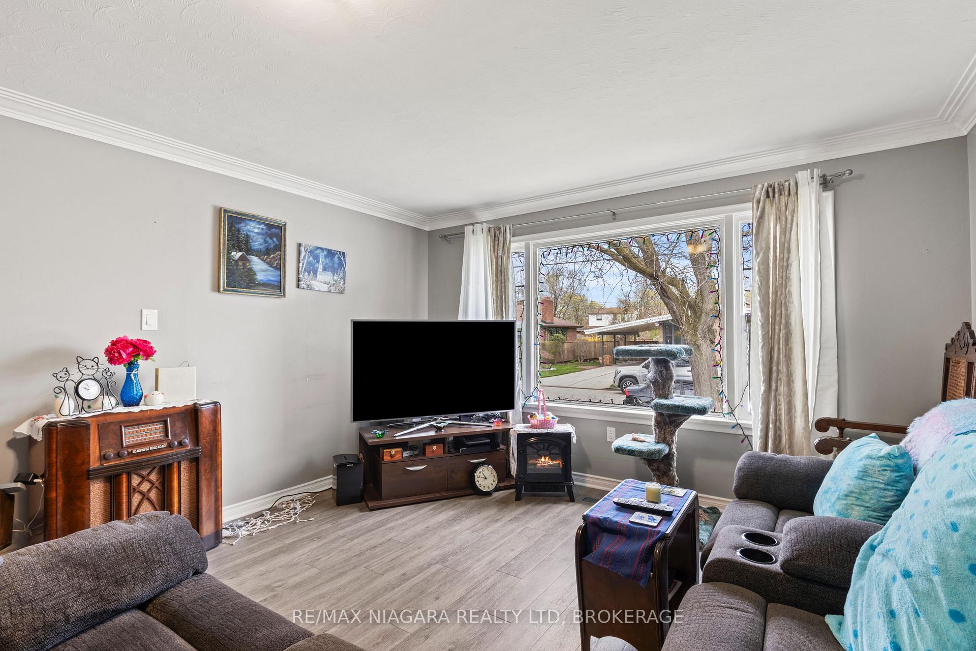 Photo 10 of 18 Chalmers Street, St. Catharines, Facer — HOMEH