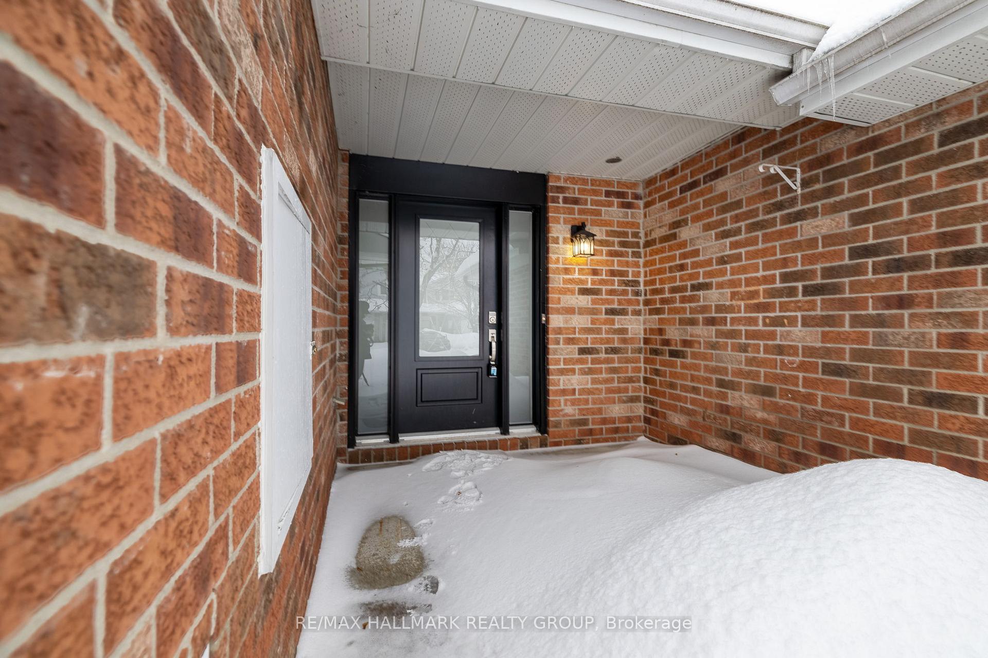 Photo 3 of 39 Whalings Circle, Ottawa, Stittsville (Central) — HOMEH