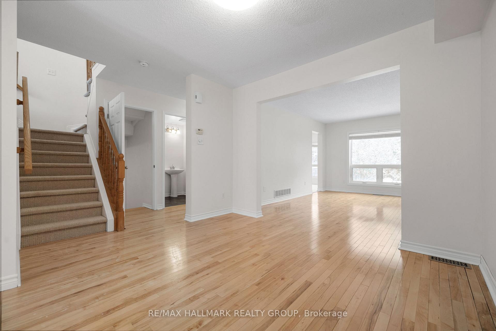 Photo 5 of 39 Whalings Circle, Ottawa, Stittsville (Central) — HOMEH