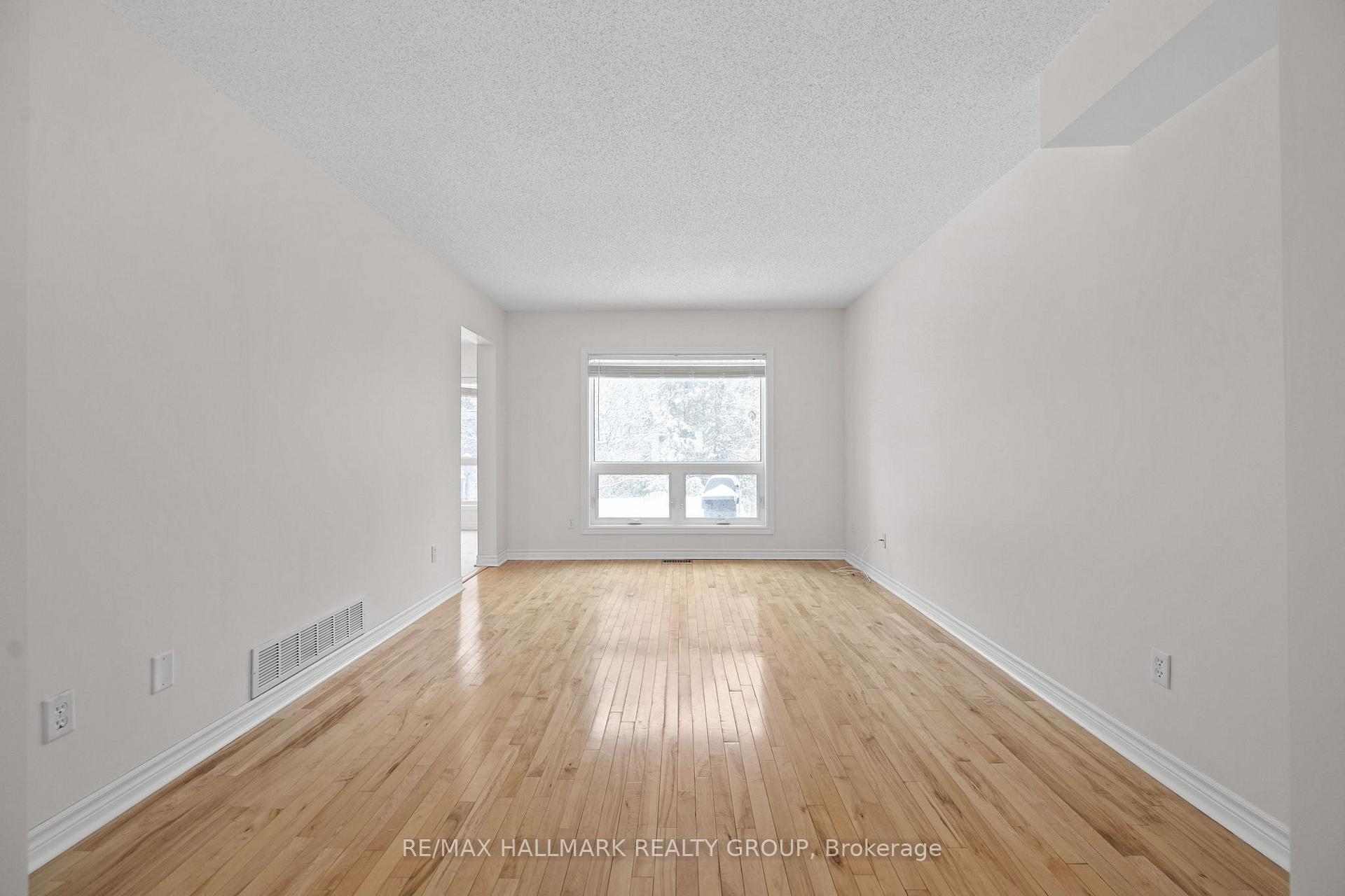 Photo 9 of 39 Whalings Circle, Ottawa, Stittsville (Central) — HOMEH
