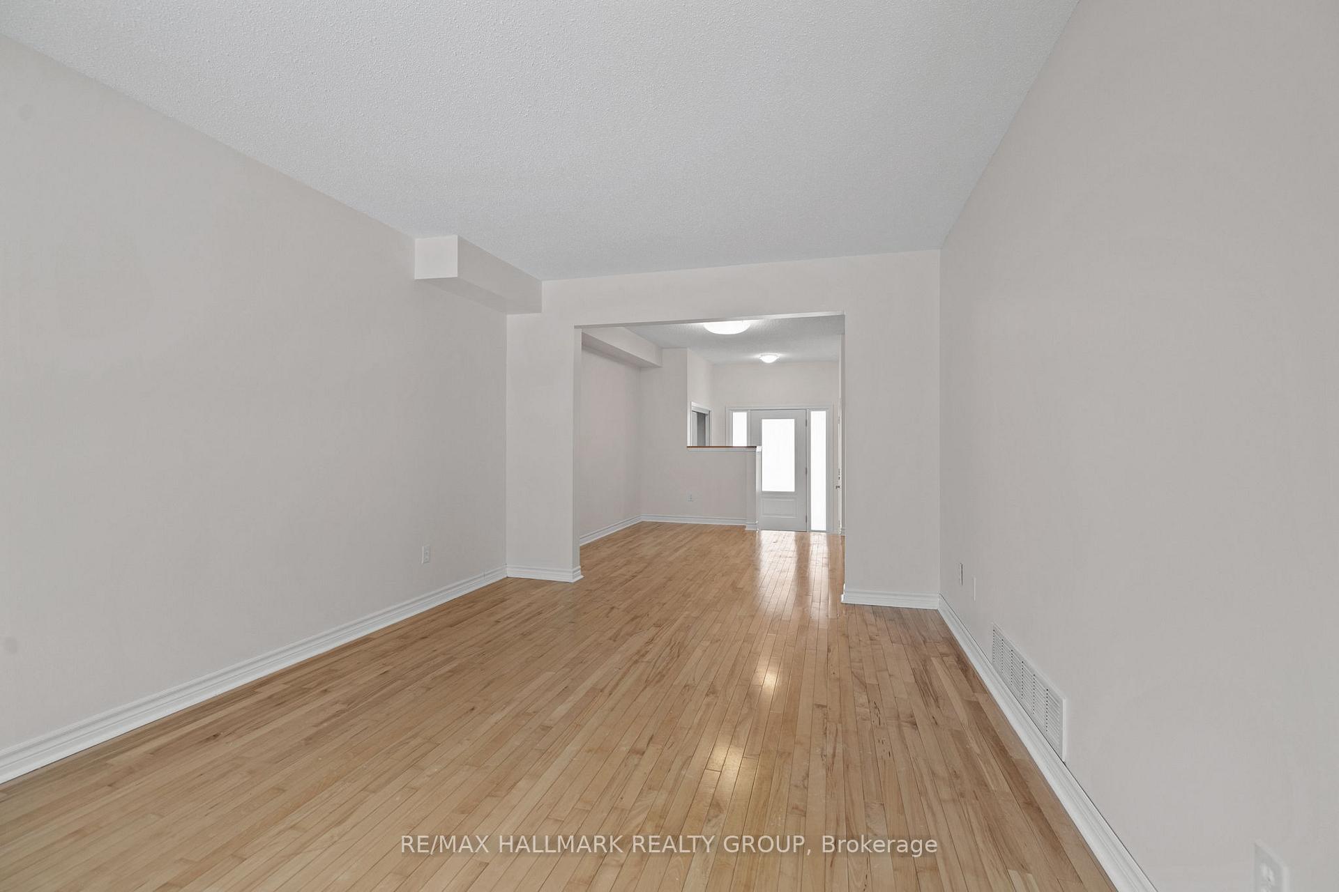 Photo 10 of 39 Whalings Circle, Ottawa, Stittsville (Central) — HOMEH