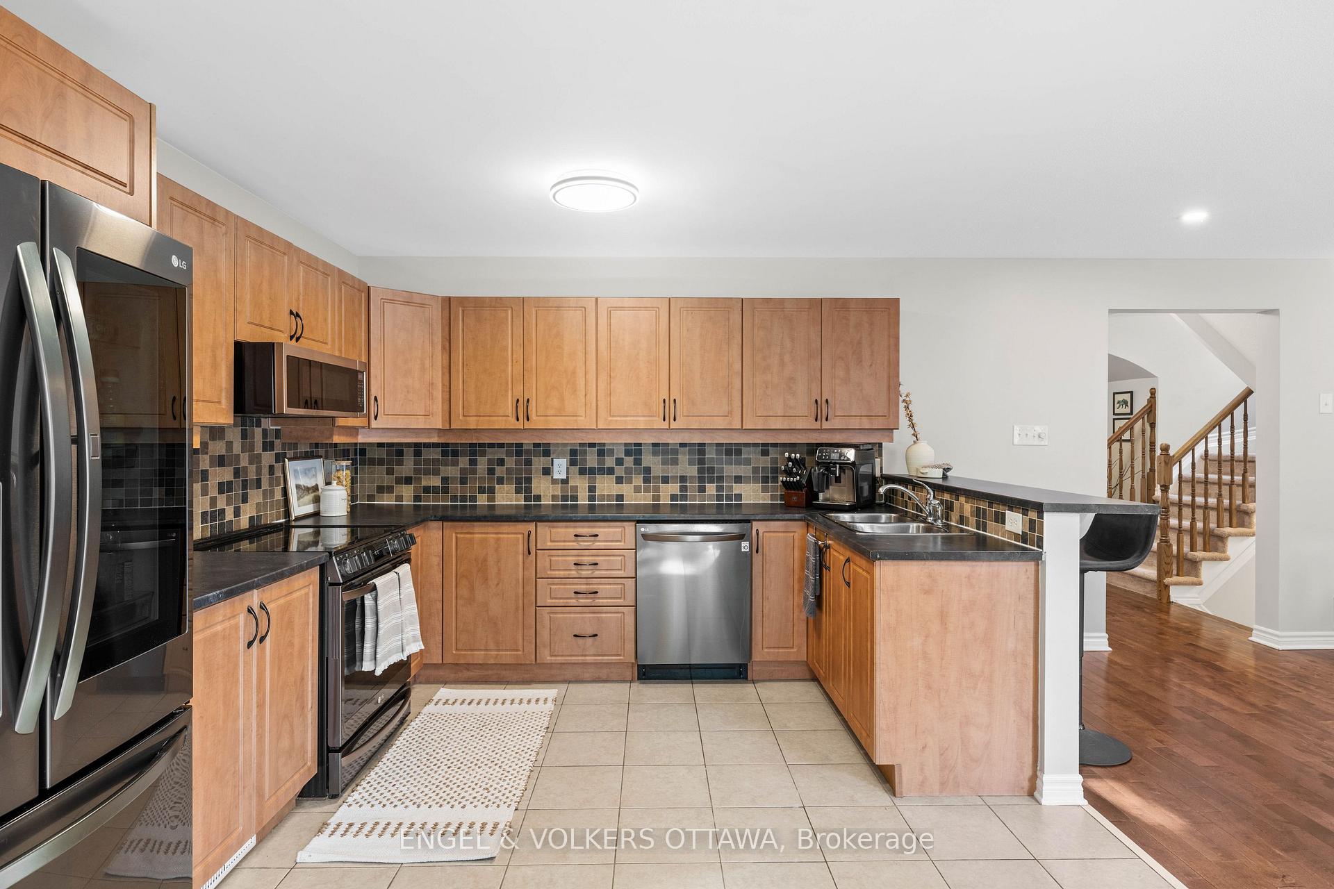 Photo 13 of 416 Vendevale Avenue, Ottawa, Stittsville (North) — HOMEH