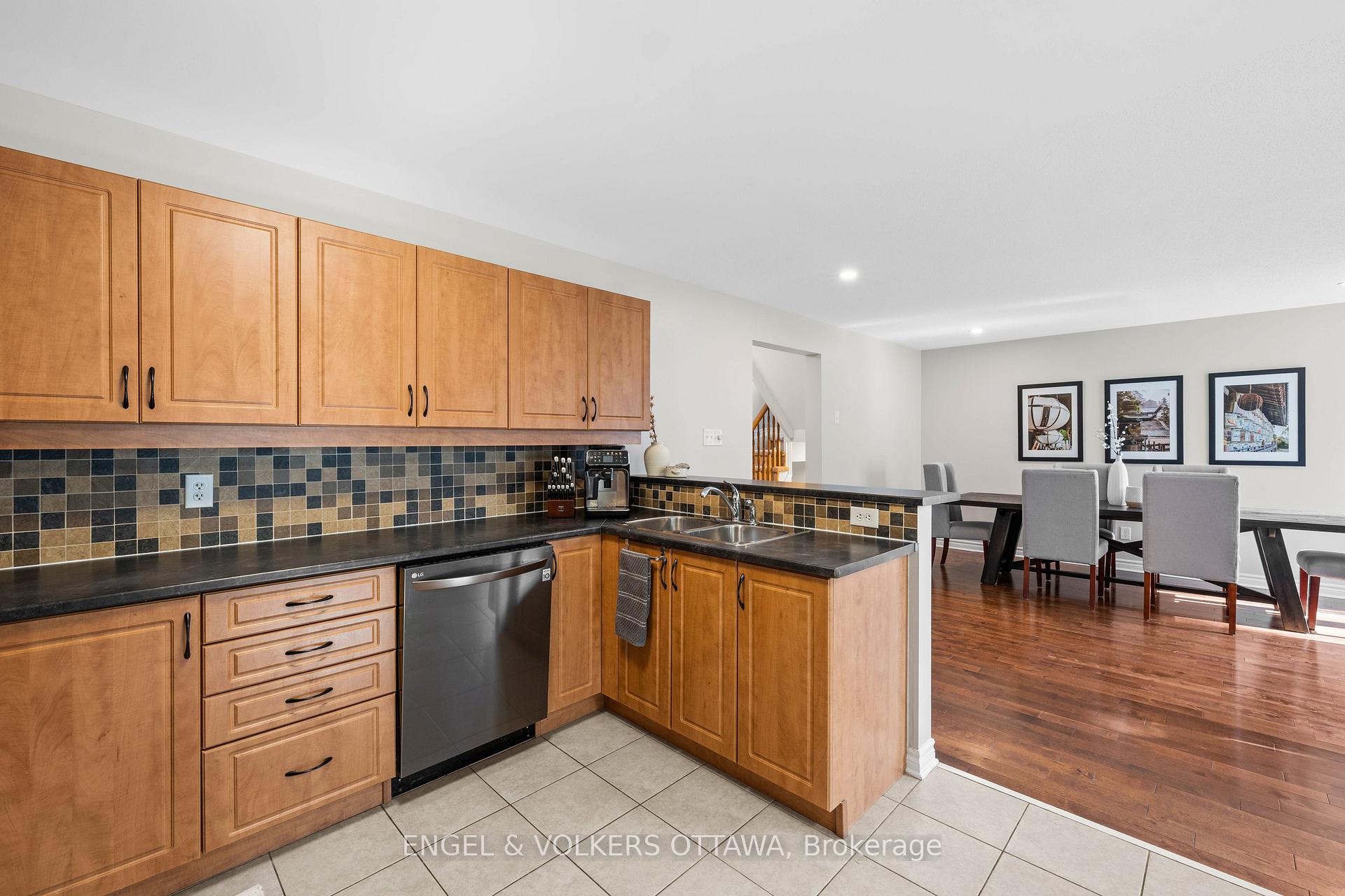 Photo 14 of 416 Vendevale Avenue, Ottawa, Stittsville (North) — HOMEH
