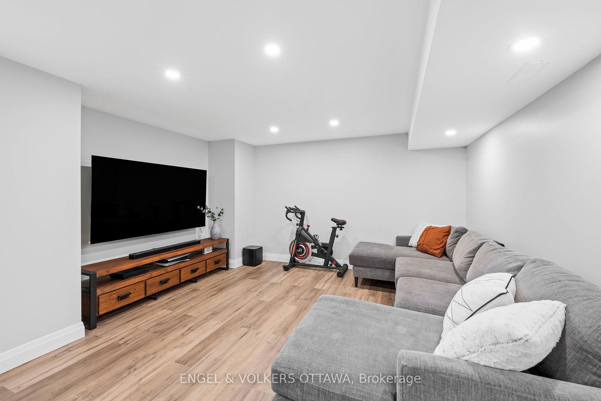 Photo 32 of 416 Vendevale Avenue, Ottawa, Stittsville (North) — HOMEH